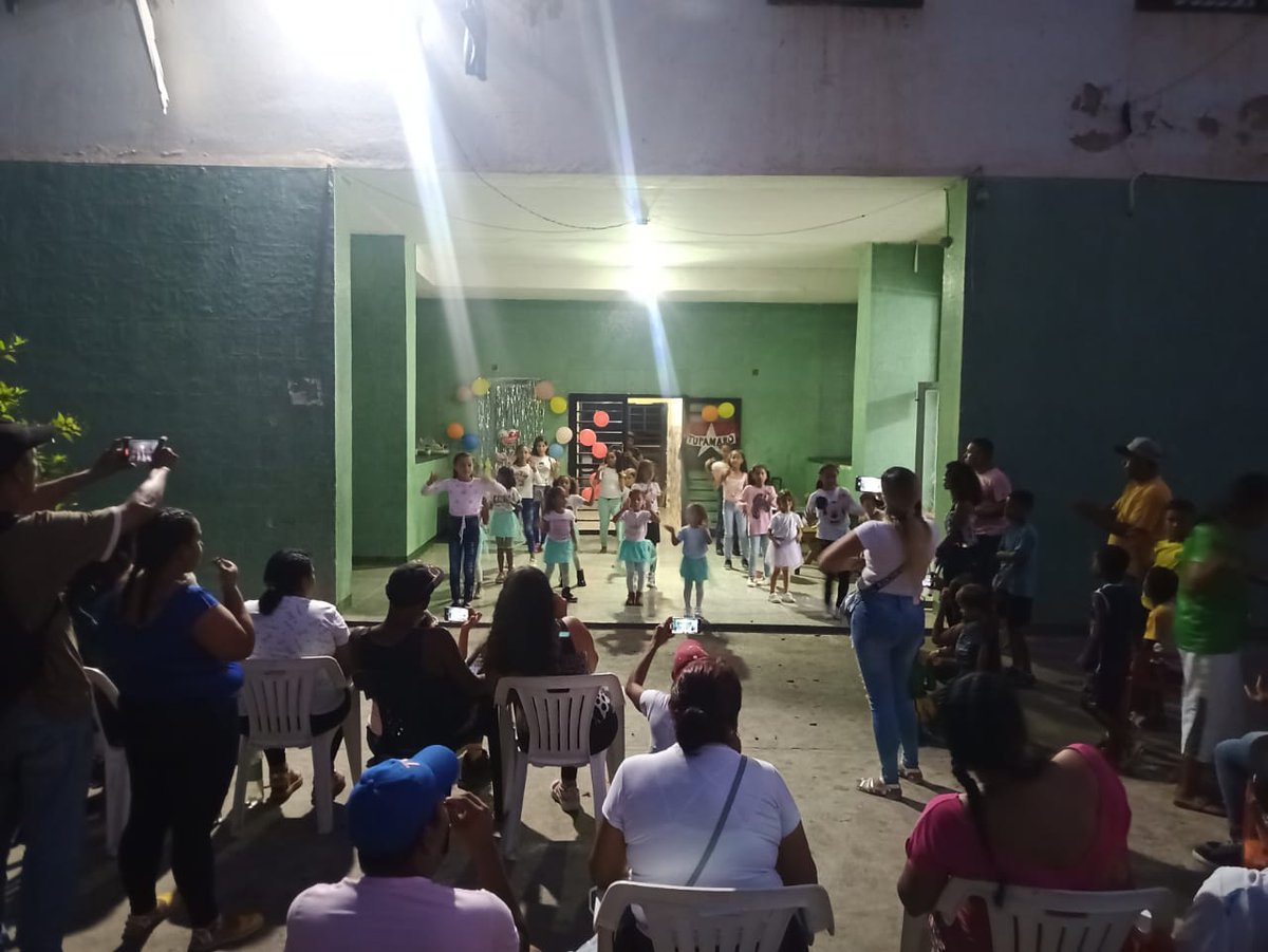 #20May La Sec. General de la Pquia. Caraballeda del edo. La Guaira, Yaritza Tovar, realizó un encuentro para las mujeres de la localidad con motivo al día de las madres, donde disfrutaron de actividades culturales, regalos, rifas entre otras.
#ComunaYProducción