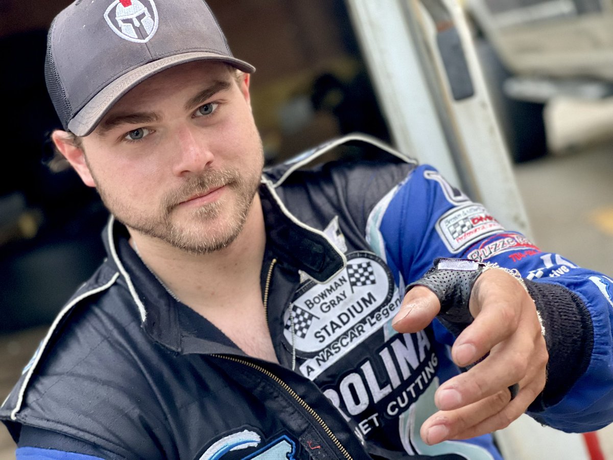 therepave's tweet image. One tough customer…

#NASCAR Mod driver Dan Speeney drovewith his thumb taped up last week at @bgsracing due to some pain. 

This week he has a small cast after the doctor told him he has more torn tendons in his hand. 

#Racer #ShortTrackLife