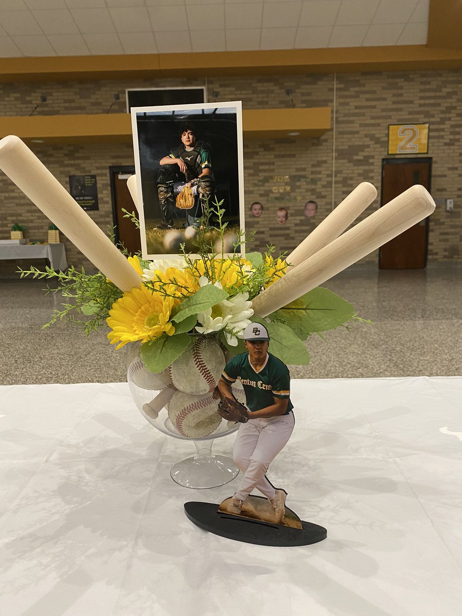 Amyhedden1202's tweet photo. We ❤️ our Seniors!!! @BisonBase https://t.co/TQDq4TW91y