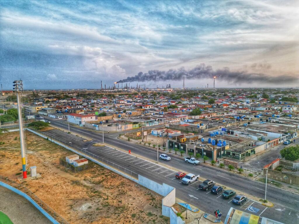 Feliz tarde Punto Fijo.
Polideportivo Manaure
Atardecer en la Ciudad.

#drone
#nuestraciudad 
#puntofijo instagr.am/p/CsfAg4euSCv/