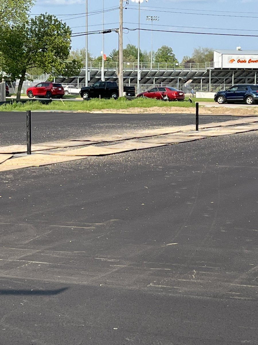 HUHS_BGTennis's tweet photo. We finished our regular season 12-12 after a 7-0 win over Menasha, a 3-4 loss to Wauwatosa East and a 6-1 win over Sheboygan South. A great day for tennis, great team support and a sneak peak at our new courts progress! #Servingnotice! https://t.co/3CCeDtZQgL
