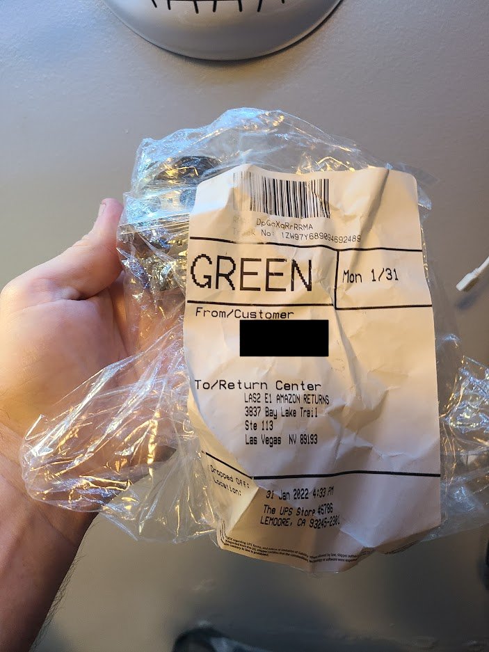 KennyZ3D's tweet photo. Really @Amazon? They didn't even remove the return label on the speakers they shipped me. When I buy things I kind of expect something new unless it specifically says "used/returned" on the product description. https://t.co/ei0utdmwNi