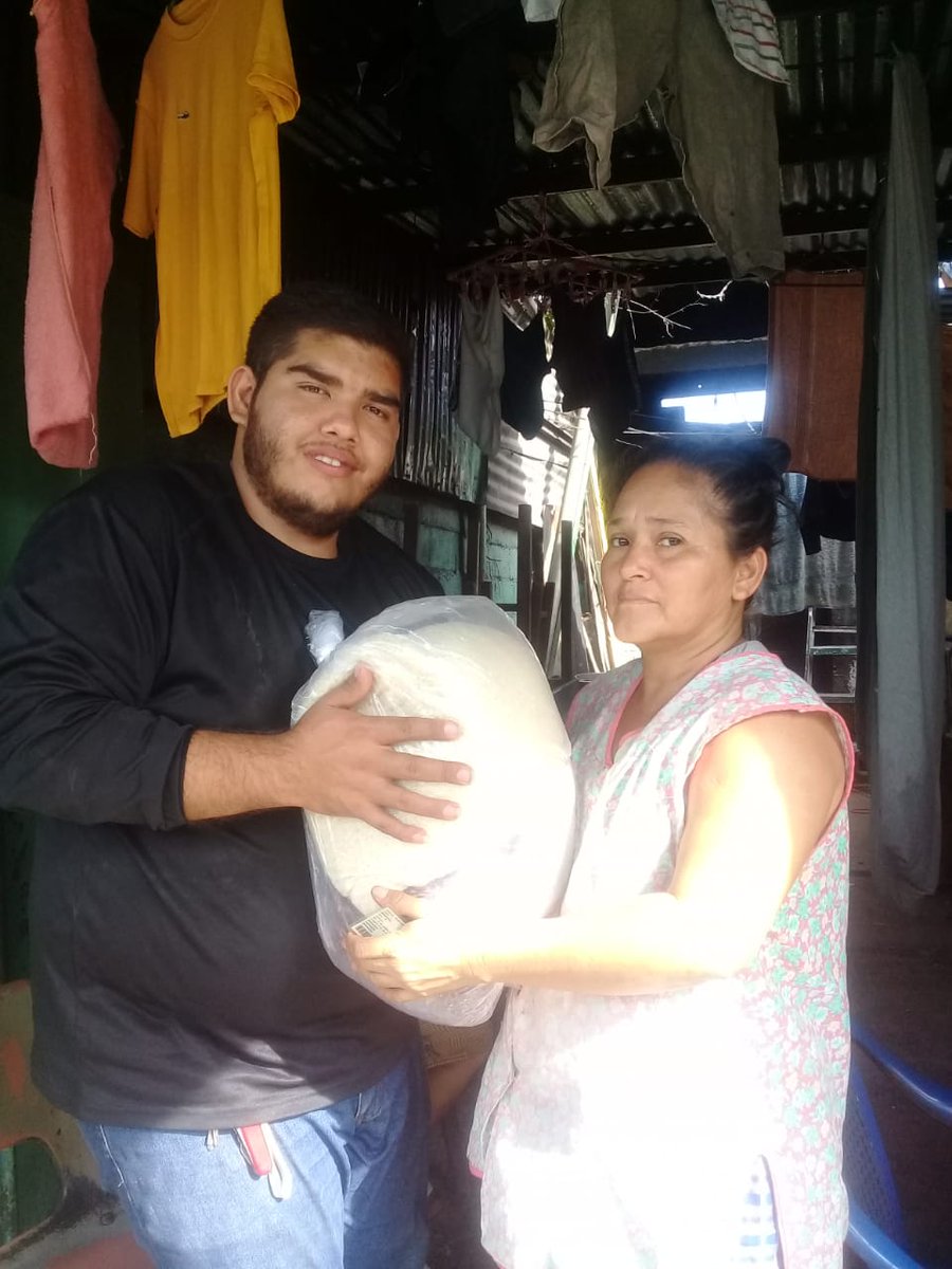 Protagonistas de paquetes alimenticios  proporcionados por nuestro buen gobierno. Gracias comandante por estar al pendiente de tu pueblo
Sector 4
Barrio 14 de junio