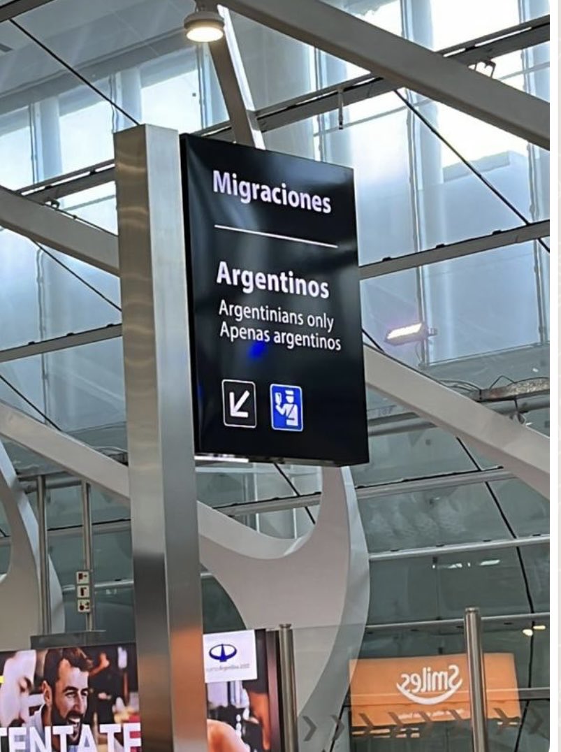 Las traducciones de los carteles en EZEIZA las hacer personalmente el Canciller Cafiero…