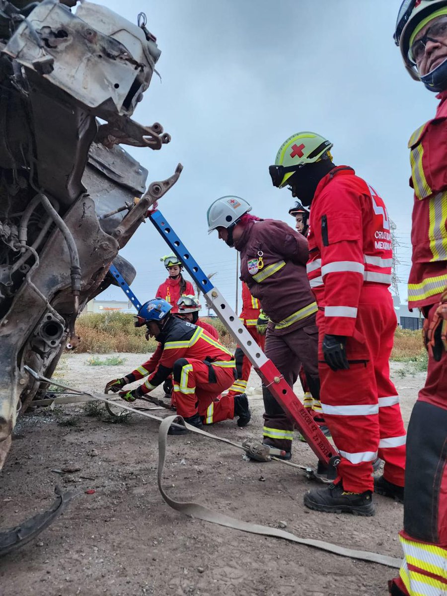 ⛑️👷Para actualizarse en rescate y uso de herramientas neumáticas para vehículos eléctricos e híbridos, voluntarios participan en el curso Extracción Vehicular nivel Operaciones. 

#Rosarito #BajaCalifornia