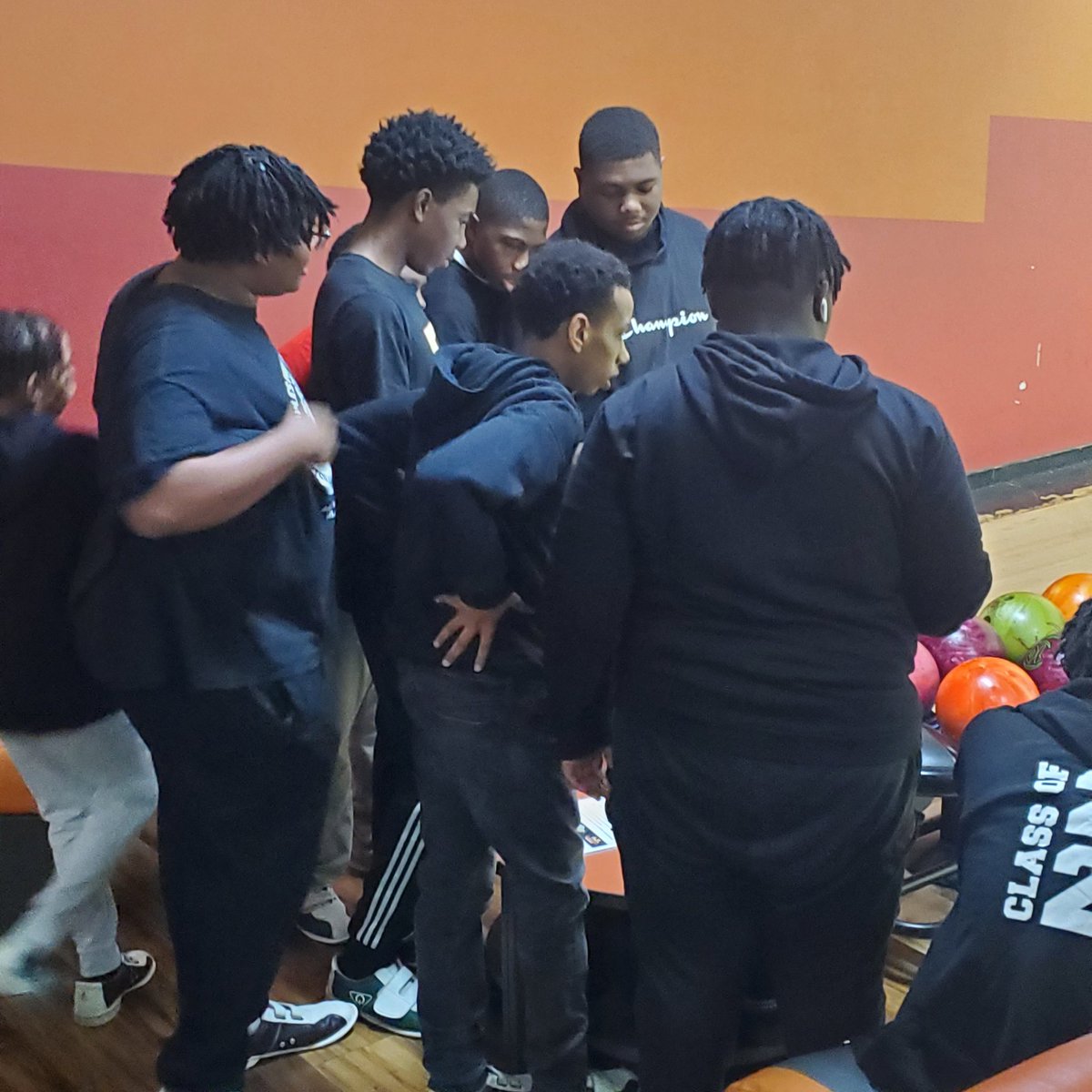 100BlackMenVA's tweet photo. Saturday at the bowling alley with the mentees. #100bmvp #mentoringthe100way https://t.co/C5fX09H8he