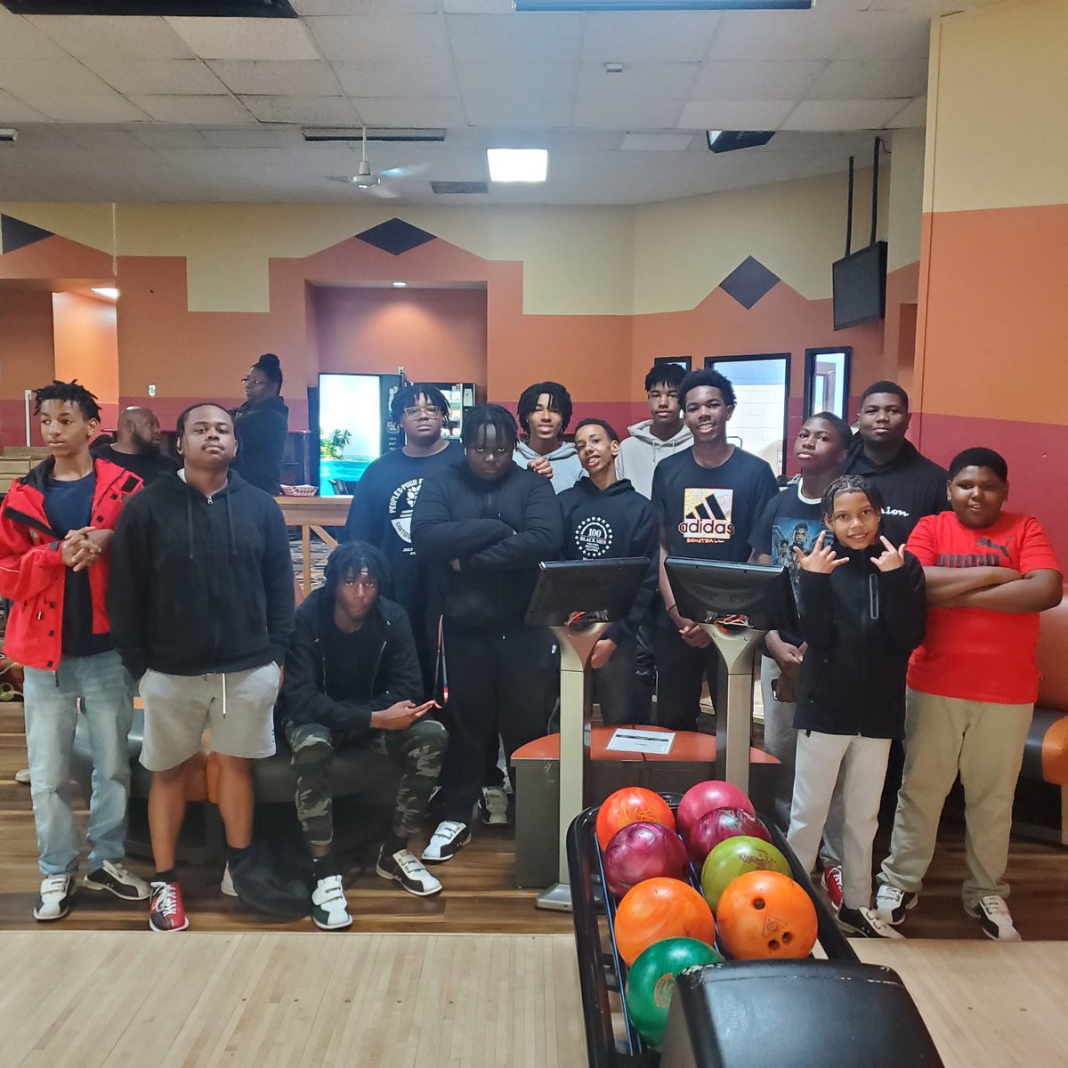 100BlackMenVA's tweet photo. Saturday at the bowling alley with the mentees. #100bmvp #mentoringthe100way https://t.co/C5fX09H8he