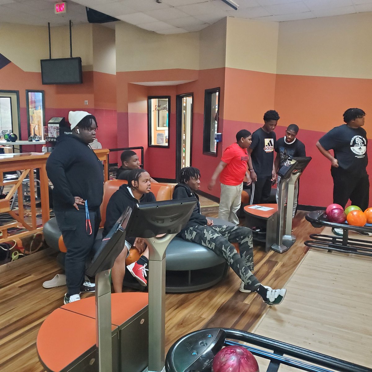 100BlackMenVA's tweet photo. Saturday at the bowling alley with the mentees. #100bmvp #mentoringthe100way https://t.co/C5fX09H8he