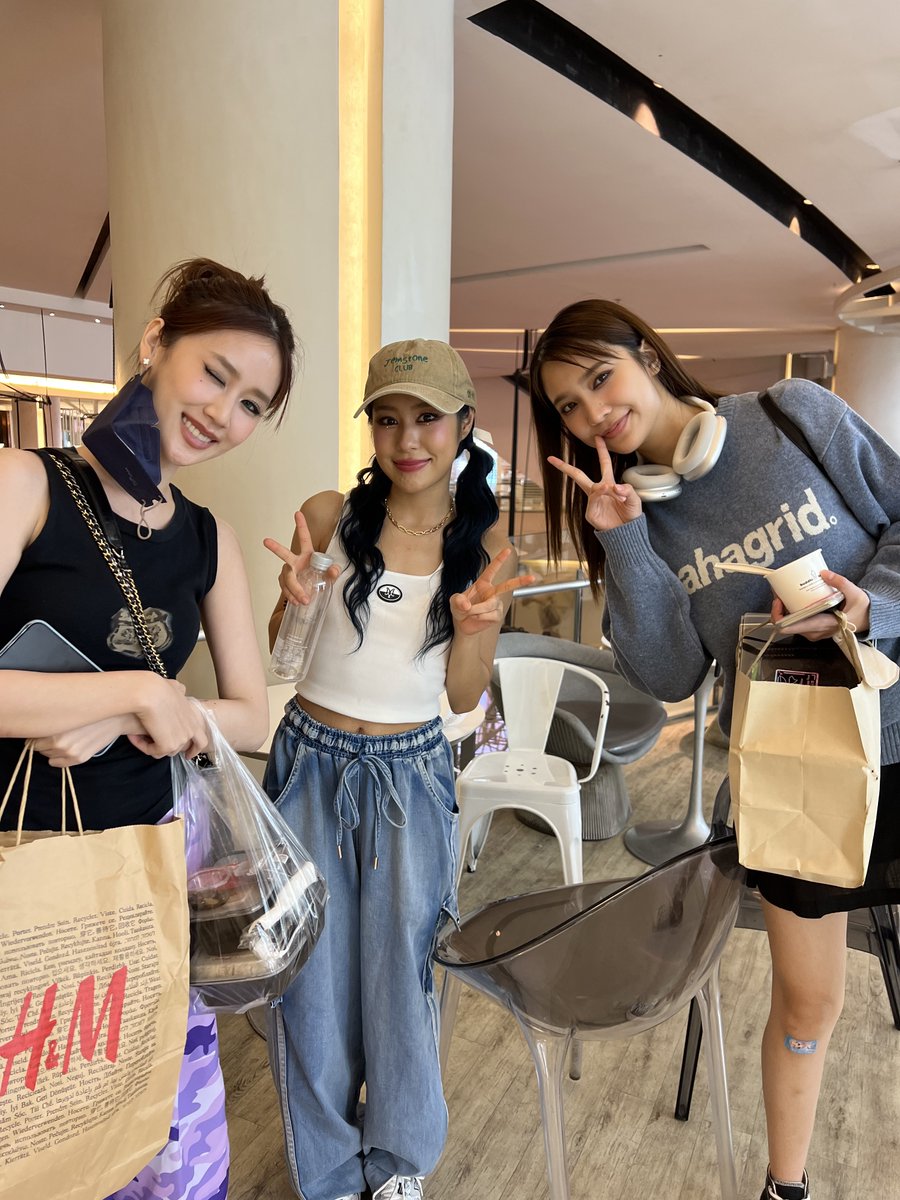 mickeychopNew's tweet photo. #BeluceConcert にGMMの綺麗どころが全員集合して感激してたら、なんと帰りにカフェでSIZZYに遭遇。「日本から?私も日本行きたい!」って。カムカム、来たら案内するよ〜言っといた(笑)写真撮らせてくれ、SNS もOKと許可ももらった😁可愛かったよ〜 https://t.co/X87xhr4rUP