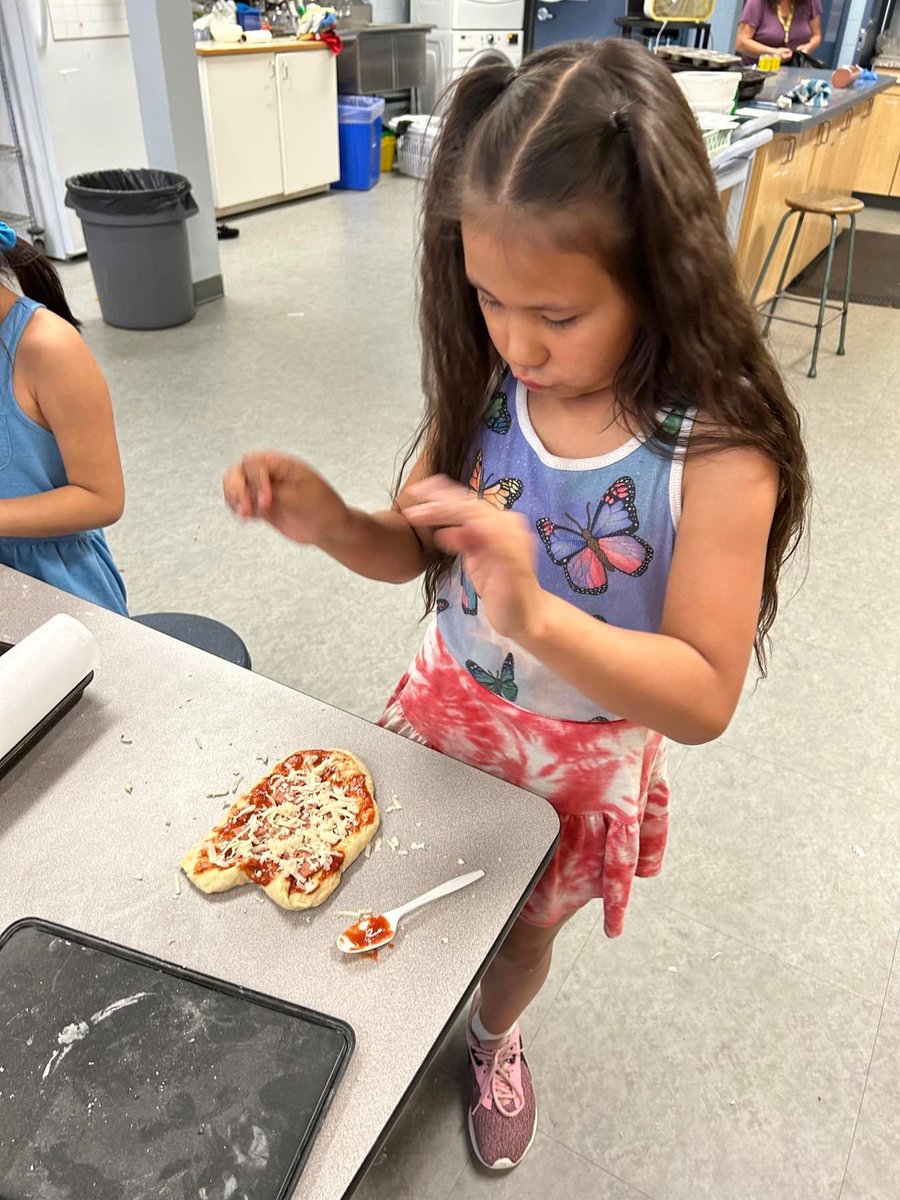 SchoolMckitrick's tweet photo. THE 1-2 CLASS CELEBRATES NATIONAL PIZZA PARTY DAY!!  #pizzaparty.  #pizzamath.  #homemadepizza https://t.co/qQ33Rz886n