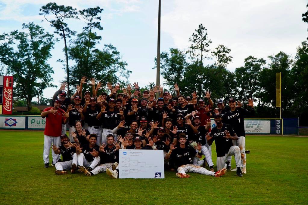 Brett Young tweet media