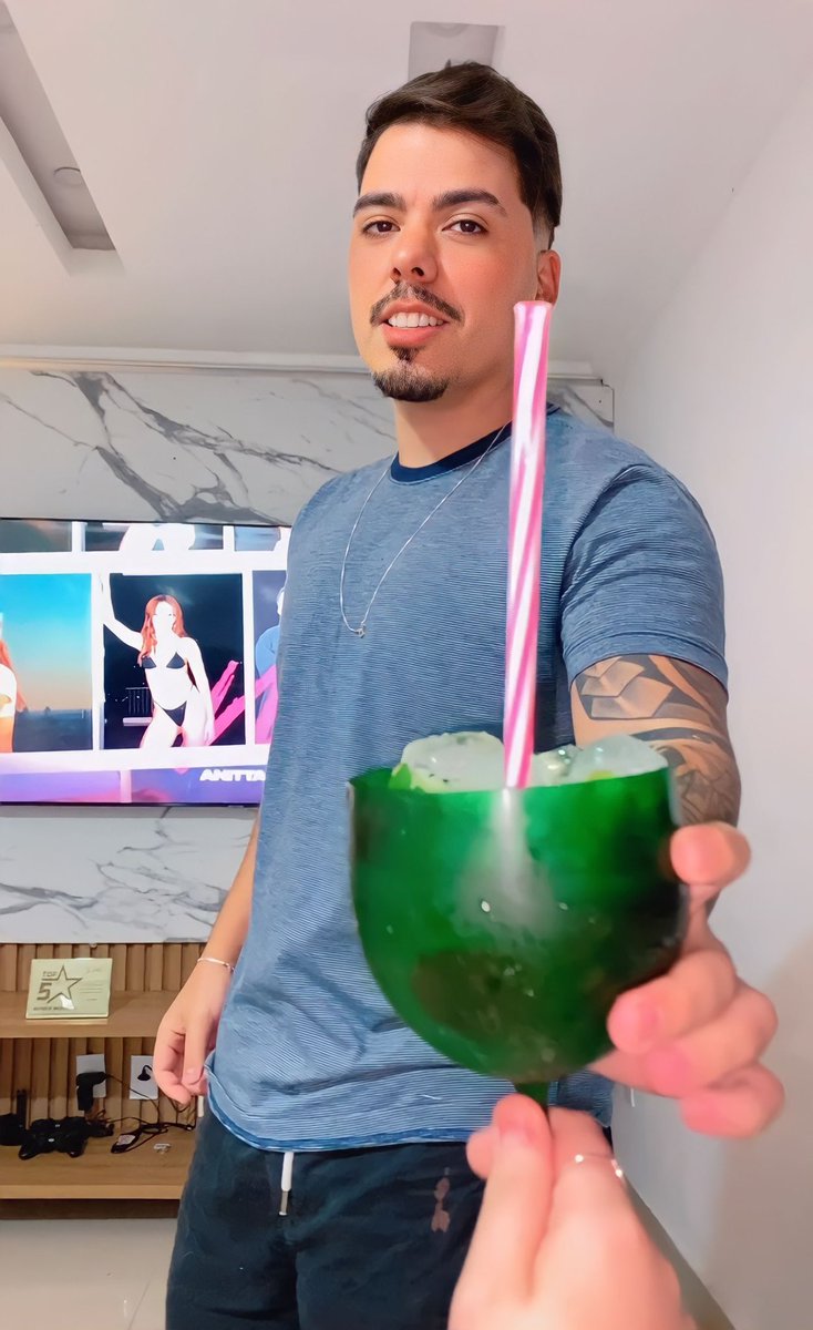 Monickwerneck's tweet photo. Case-se com alguém que te mima, te faça drinks e comidinhas maravilhosas. 💜 https://t.co/z21uy8uYG5