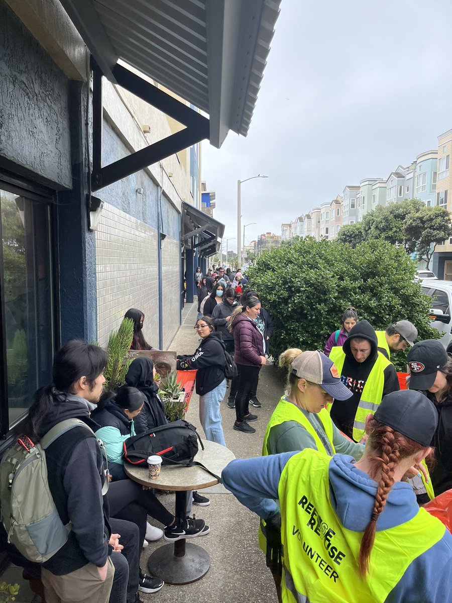 uniteddemclubsf's tweet photo. This morning we had our largest turnout to date for the #KeepOceanBeachClean campaign! 

It was inspiring to see SO MANY AMAZING VOLUNTEERS come out and join us to help keep Ocean Beach clean🤩 https://t.co/F2eAAvzjO0