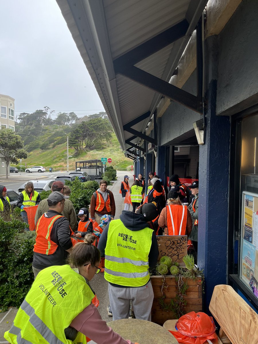 uniteddemclubsf's tweet photo. This morning we had our largest turnout to date for the #KeepOceanBeachClean campaign! 

It was inspiring to see SO MANY AMAZING VOLUNTEERS come out and join us to help keep Ocean Beach clean🤩 https://t.co/F2eAAvzjO0