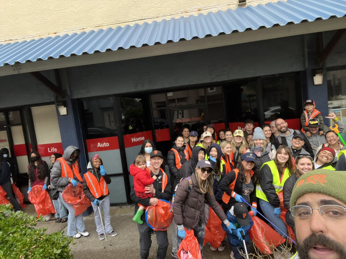uniteddemclubsf's tweet photo. This morning we had our largest turnout to date for the #KeepOceanBeachClean campaign! 

It was inspiring to see SO MANY AMAZING VOLUNTEERS come out and join us to help keep Ocean Beach clean🤩 https://t.co/F2eAAvzjO0