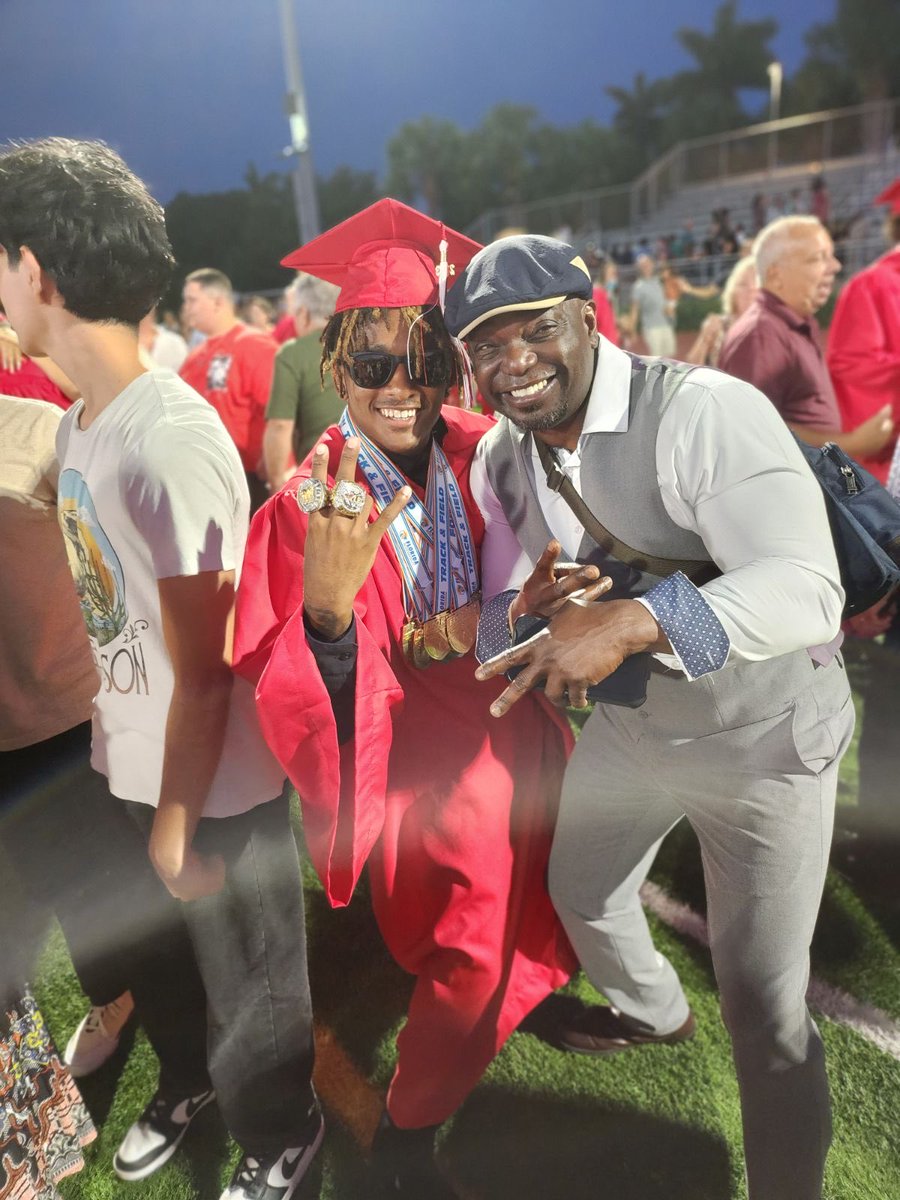 Congrats ⁦<a href="/kwamesmith11_/">Kwame Smith</a>⁩ he is heading to FAMU on a track scholarship.