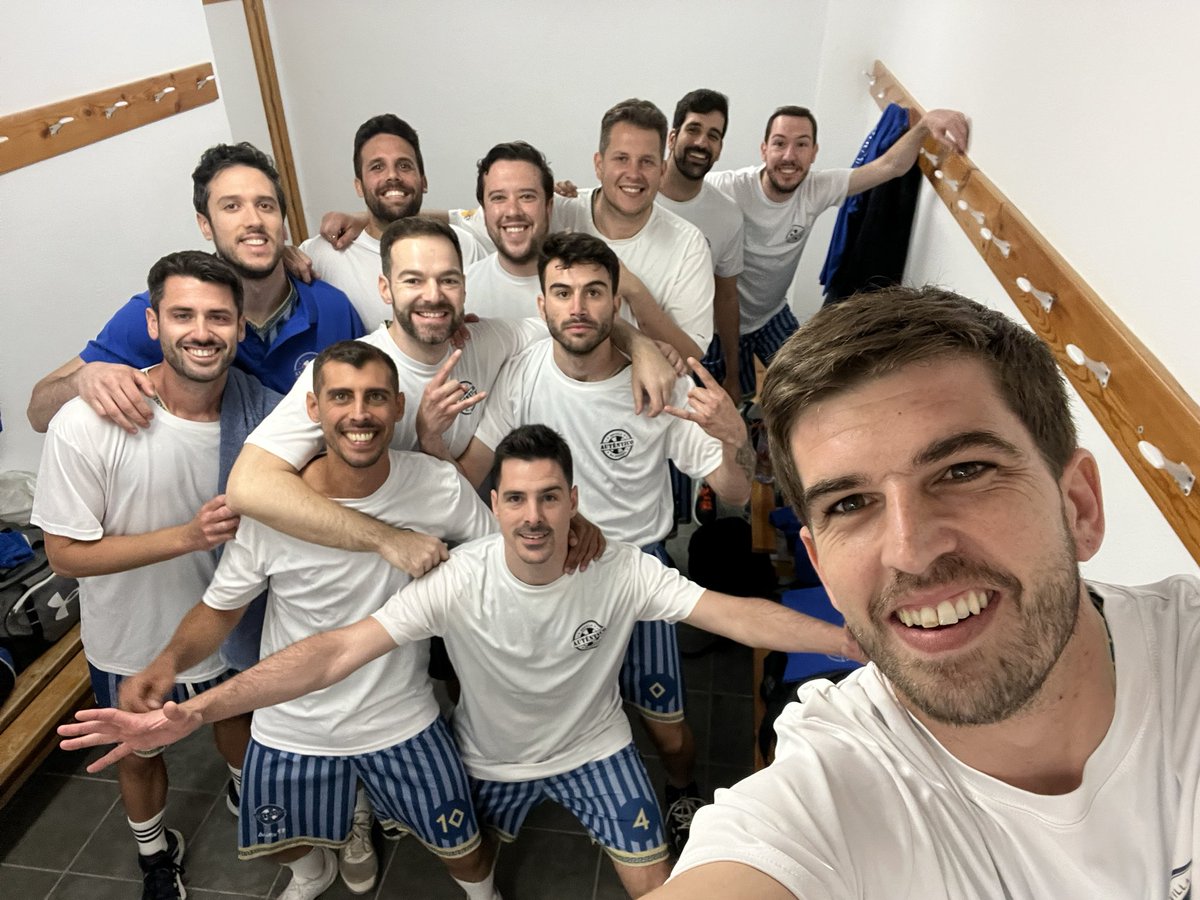 vallepablodel's tweet photo. @ADaimiel #NBAsaturdays #TiempoDePlayoffs sácanos en el programa! Somos el auténtico y estamos jugando los playoffs de 2provincial de sevilla. Hemos pasado a la final y conseguido el ascenso!! Y ahora viéndoos a vosotros !! Un abrazo https://t.co/M95GPm2IKJ