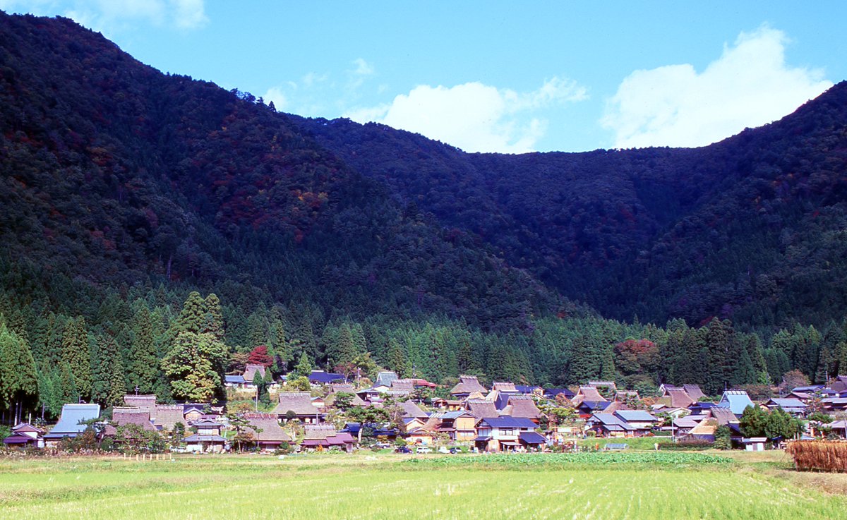 20年以上前撮影のポジフイルムから。
京都府南丹市美山町のかやぶきの里。
茅葺き屋根の集落に日本の原風景を感じました🥰
#キリトリセカイ #ファインダー越しの私の世界 #写真好きな人と繋がりたい #visitjapanjp #京都 #風景写真
#photography #landscape #日本の原風景 #kyoto #農村