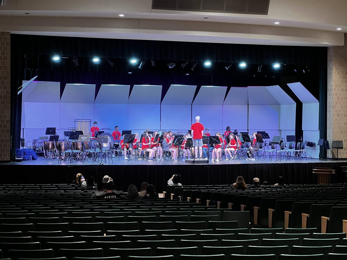 AllegrucciMusic's tweet photo. Great day with the @phmsbcps Music Department at Music in the Parks! Shoutout to the 6th Grade Honor Band who received an excellent rating  on their performance. Good music and fun times had by all! @MusicBCPS @Hersheypark https://t.co/DR764coJUy