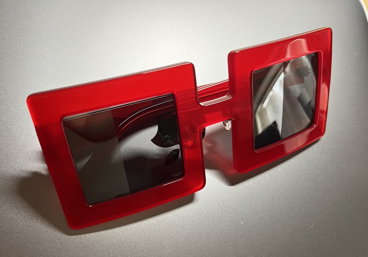 本家Nounsのリアル・サングラス🕶️のサンプルをデザフェスで公開中。『pNouns』DAOの活動資金に繋げる企画、送料込み0.05ETHなら買う？😁