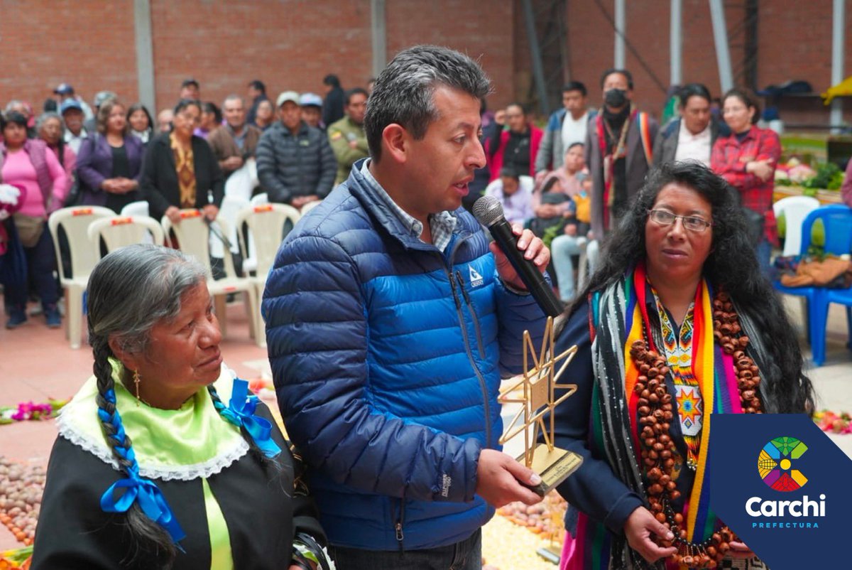 CarchiPrefectur's tweet photo. ¡Somos un #Carchi Milenario! 

Hoy, los Gobiernos Locales del Carchi nos otorgaron la Custodia de Saberes del Pueblo Pasto, un símbolo de sabiduría ancestral, que nos guiará a lo largo de nuestra gestión. 

#ComenzamosJuntos https://t.co/wYg3aP3bIo