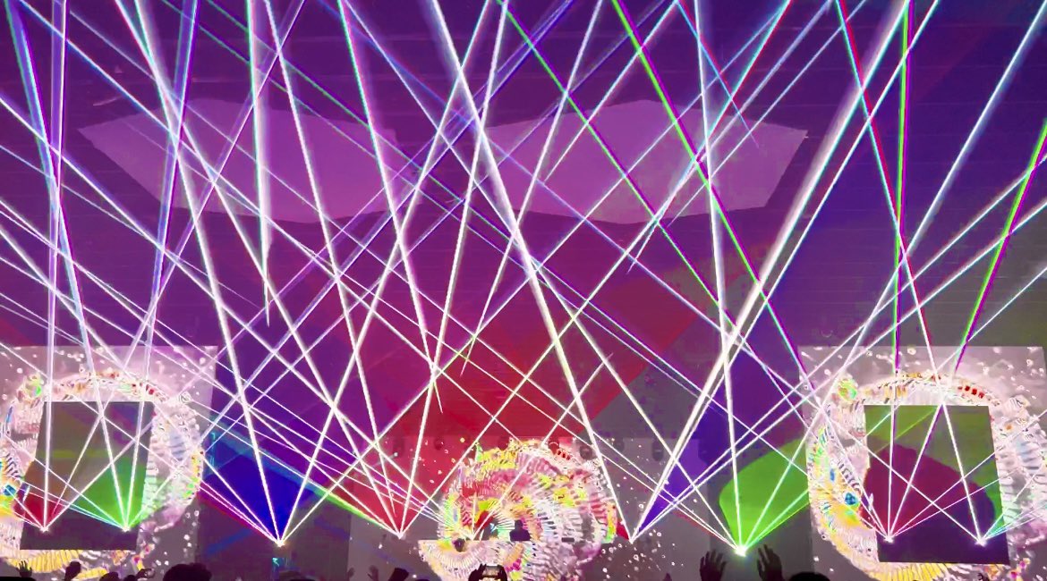 _lsdreaming's tweet image. lasers were doing laser things last night