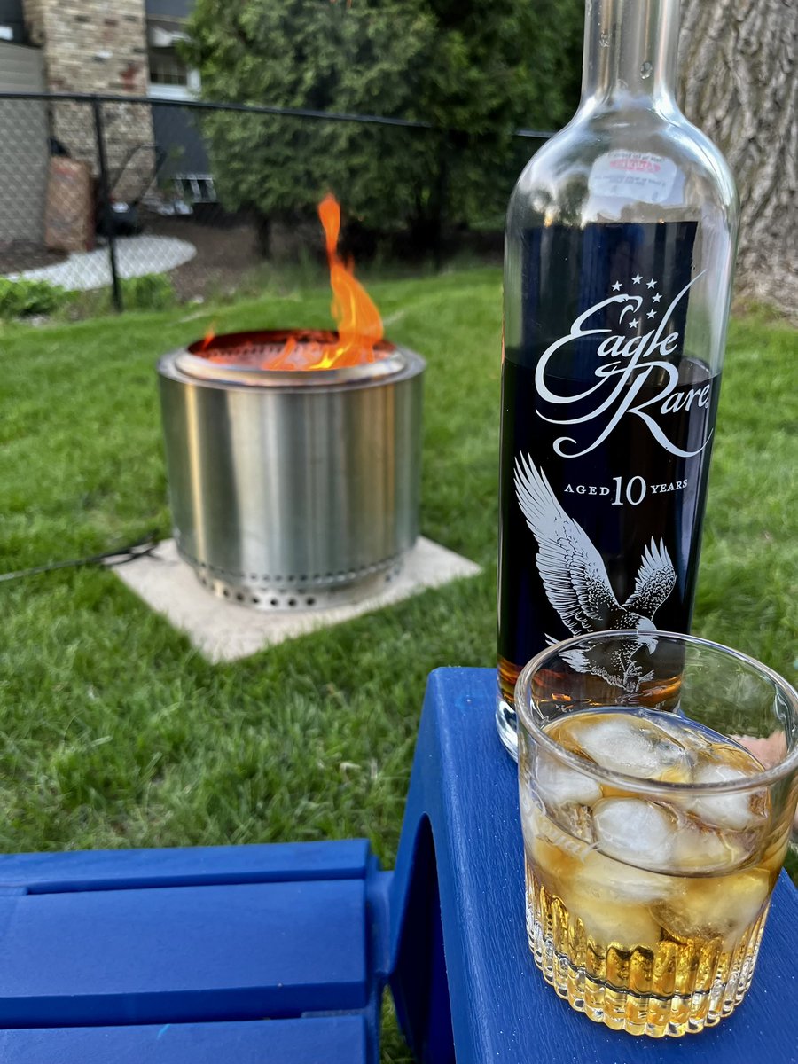 Cheers a perfect Minnesota weather day and the first @SoloStove of the spring tonight with a little @eaglerarelife bourbon. https://t.co/Ewzz2eEN4t