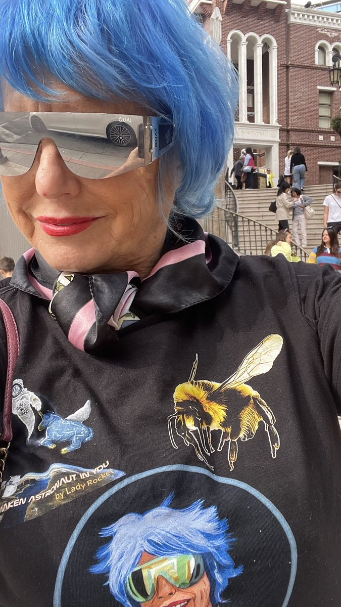 LadyRocketSpace's tweet photo. #BeeOrNotToBe
#BeeOrNotToBee
@LadyRocket on #WorldBeeDay2023
Bee Or Not To Be! https://t.co/MarW6BitSt
