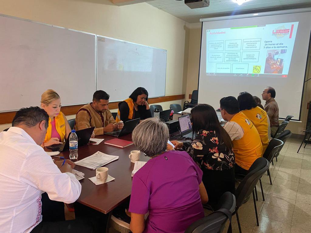 SSO_GobOax's tweet photo. A fin de fortalecer las acciones de prevención y capacidad de reacción, los @SSO_GobOax a través de la #UIES, en coordinación con @cenaprece y la @DGEMexico llevaron a cabo la capacitación de “Urgencias Epidemiológicas y Desastres”. 1/2 https://t.co/Gi0qsH4TJp