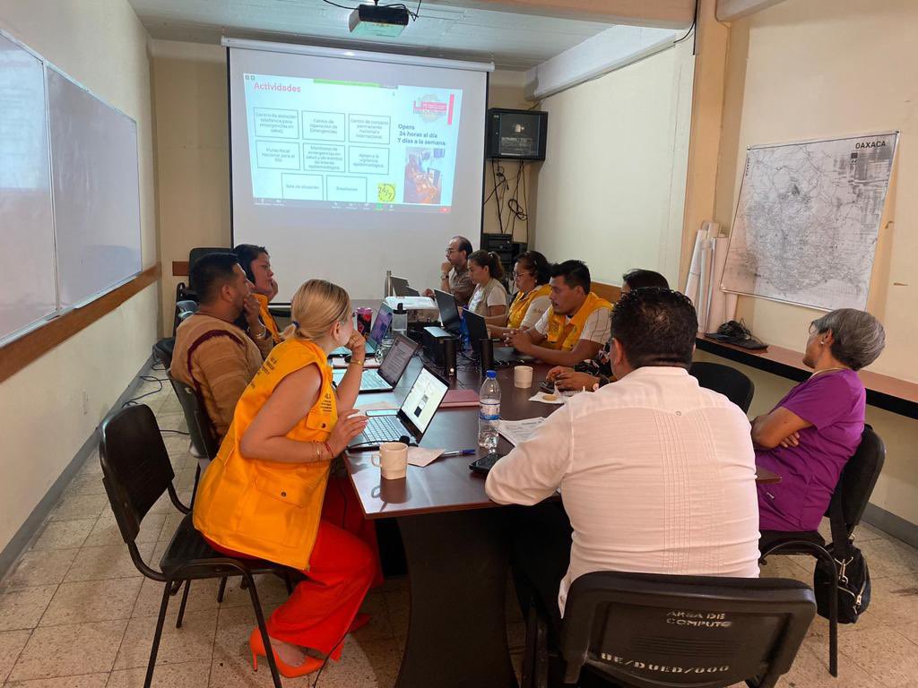 SSO_GobOax's tweet photo. A fin de fortalecer las acciones de prevención y capacidad de reacción, los @SSO_GobOax a través de la #UIES, en coordinación con @cenaprece y la @DGEMexico llevaron a cabo la capacitación de “Urgencias Epidemiológicas y Desastres”. 1/2 https://t.co/Gi0qsH4TJp