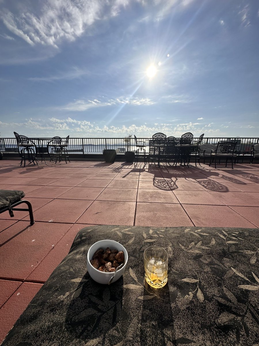 ☀️Perfect combination for a blissful afternoon! 🌆🥃🍖 #SeattleSunshine #WhiskyLovers #SteakBites