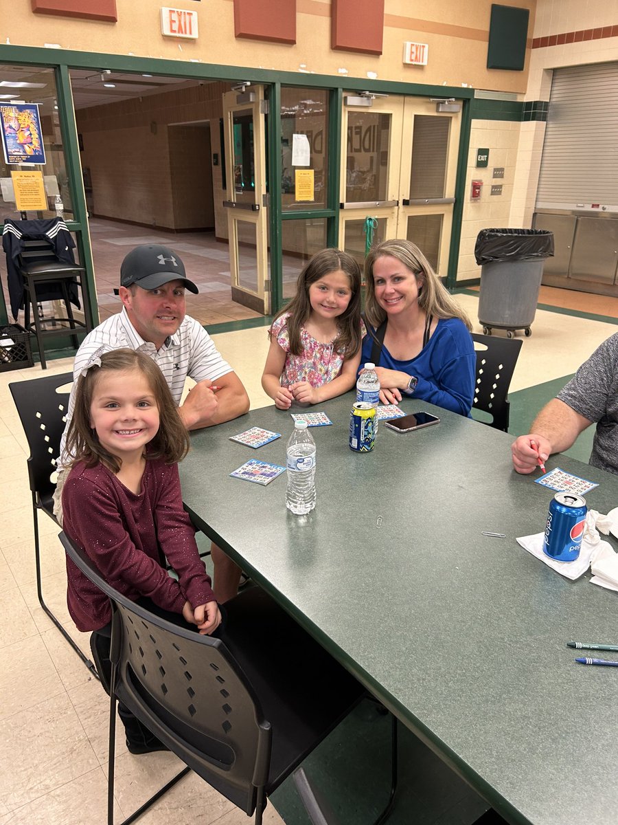 EdgewoodRSD's tweet photo. What a fun night!  Thanks to everyone 💚🤗 who made this evening amazing! #pRoud #funforthekids #PTO #familyfun @RidleyDistrict https://t.co/Smeu5nYY3Y