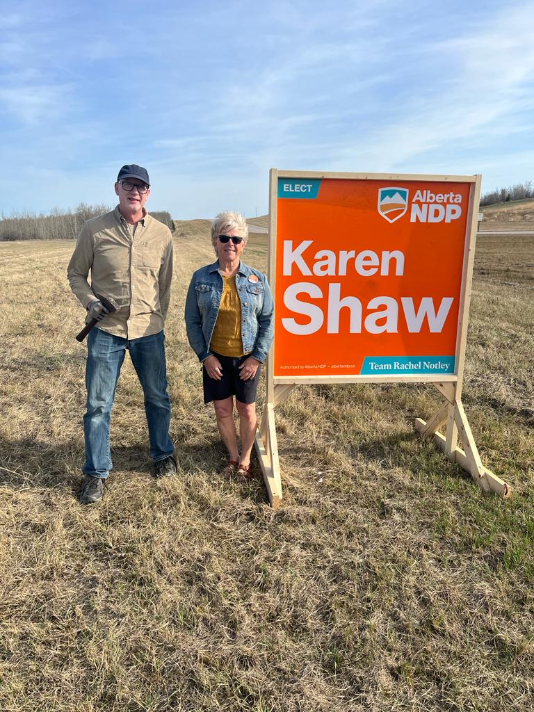 We've got more big signs in stock for @KarenShaw_! DM us or call the office at 587-570-9712 to request one for your farm, acreage, fence, or lawn anywhere in #MVSA! #T8N #Morinville #SturgeonCounty #StAlbert #ableg