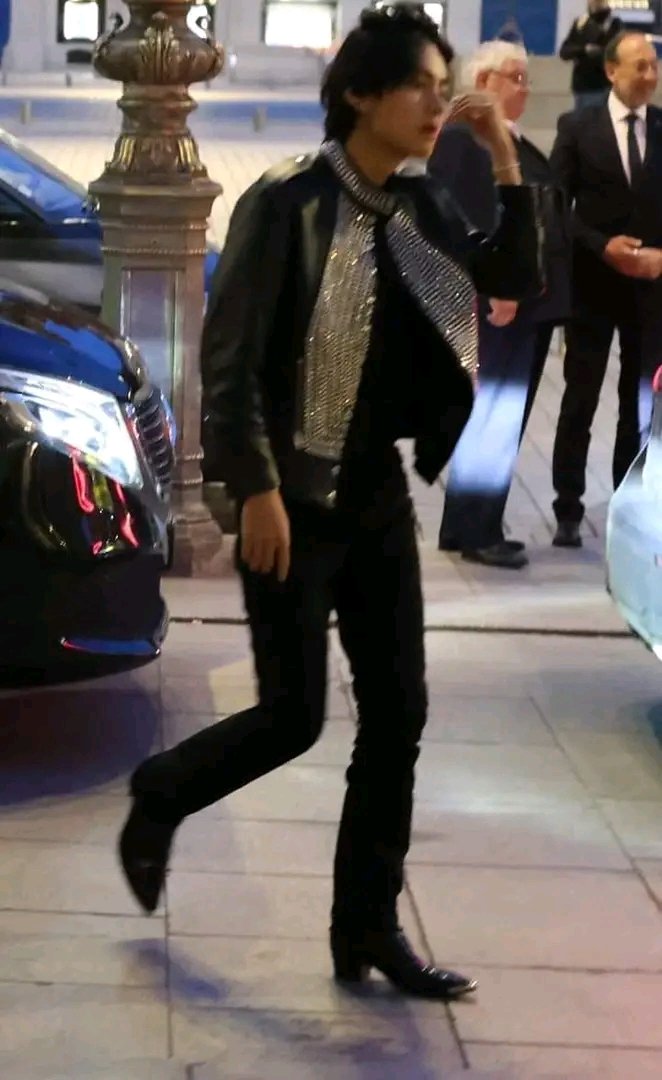 Monsieur KIM TAEHYUNG looking fine as hell in Paris, France 🤩 

#TaehyungInParis #BTSV