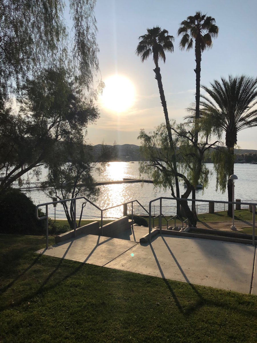 𝑴𝒂𝒓𝒕𝒊𝒂𝒏 🪐 on Twitter "Canyon Lake California. 😍"