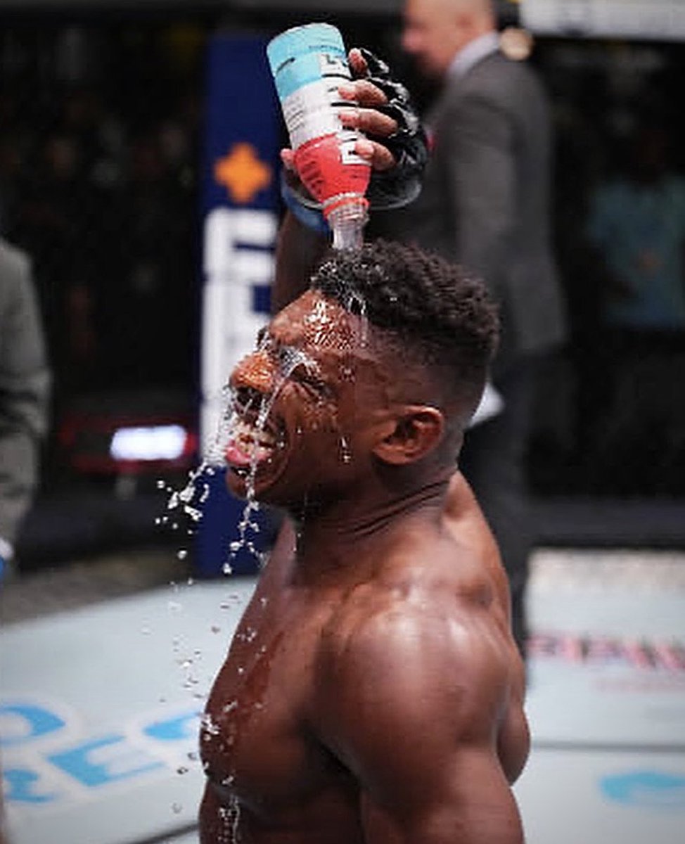 LoganPaul's tweet photo. Tonight, PRIME became the first hydration drink ever to be allowed in the octagon for combat @UFC 👊🏼 https://t.co/xMnKiAppyk