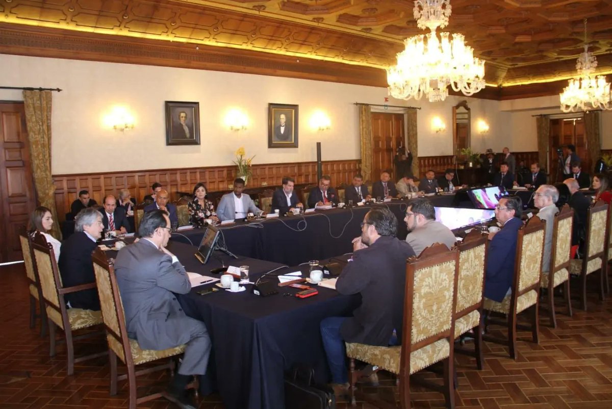 goberimbabura's tweet photo. 📍 QUITO 

"En el Palacio de Carondelet nos reunirnos los Gobernadores del país, junto al presidente @LassoGuillermo; definimos acciones inmediatas en beneficio de nuestras provincias". @michelsaudg
.
.
#GobiernoDeEcuador 🇪🇨
@Connie_maily @MinGobiernoEc https://t.co/2caVqQ0LOP