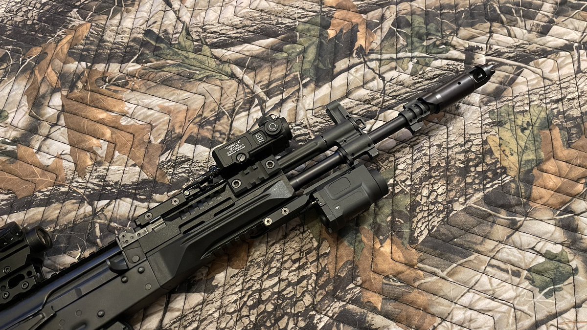 MysizeisXL's tweet photo. #Arkturus の #AK12 に #ゼニート レプリカ乗せ！近代化された雰囲気はあるけど、やはり #AR 系のような「今」は感じられない(笑)でも #カッコいい が全て(笑)

#サバゲー
#エアガン
#ミリタリー https://t.co/QA9nJRN27d