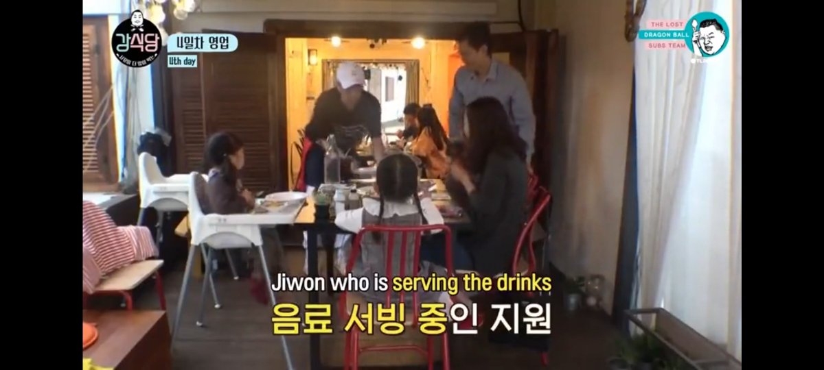 dindaparamitaaa's tweet photo. 🧒 : mom, why arent there any celebrities?
🧑🦱 : the person (Jiwon) who just gave us the drinks was somene that mom liked
🥺🥺💛💛
#KangsKitchen https://t.co/CHCVEHRaqO