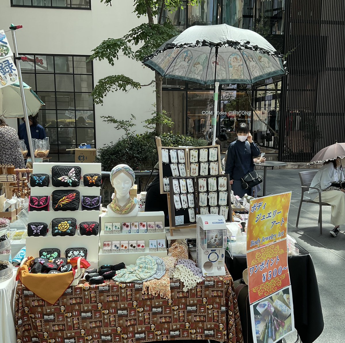SF_Kiyono's tweet photo. 『CoCo Marche.31』2日目始まってます✨
今日は朝からいいお天気で… すでに暑い〜💦
ポールにくくりつけたミュシャの日傘が目印です✨
グランドプラザへぜひ!遊びに来てね💕
#CoCoMarche https://t.co/sh6heiDFg2