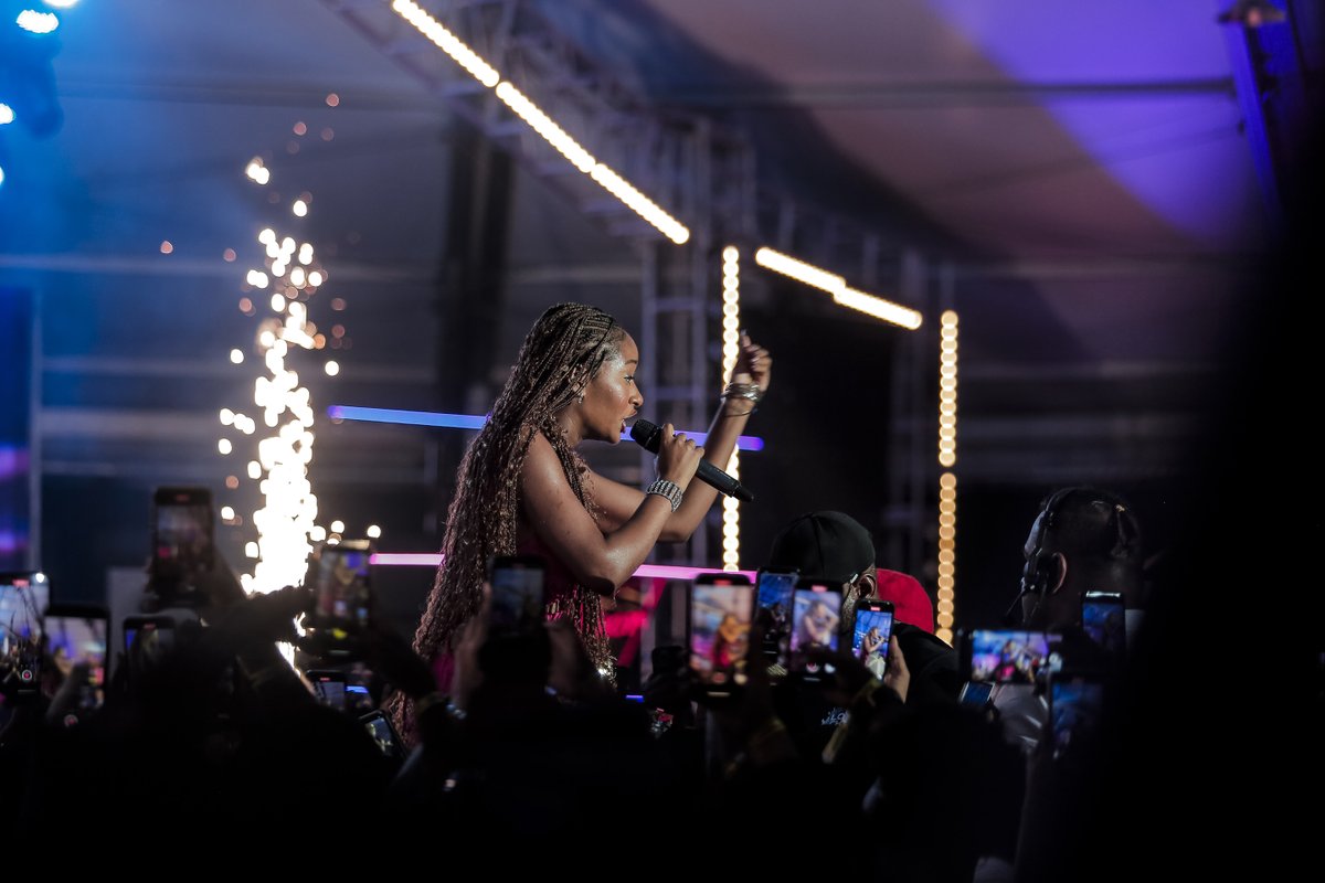 eastafricatv's tweet photo. Hapa Sabi Girl @ayrastarr hakuwa tena kwenye stage, aliamua kuwafuata walipo mashabiki zake na kuimba nao pamoja wimbo wa Sability hapa The Super Dome - Masaki ya kwenye show ya @lockin255 #EastAfricaTV na #EastAfricaRadio. 

#LockIn255 #Alikiba #AyraStarr #EastAfricaTV https://t.co/cfSPdkfylb