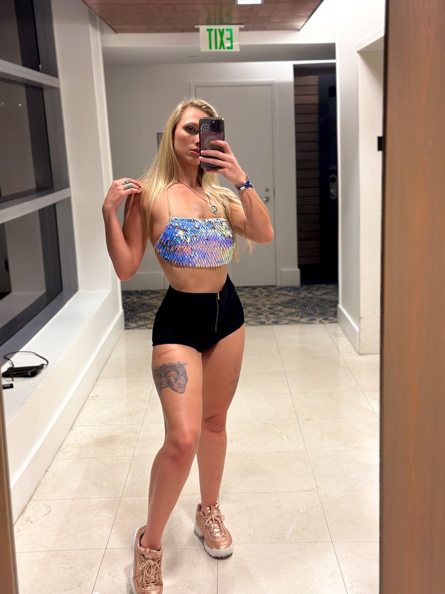 LaynaLandry's tweet photo. a v sweet &amp; beefy man picked me up like a toddler &amp; this top broke, not the least bit mad about it tbh https://t.co/hKFUKwTv1C