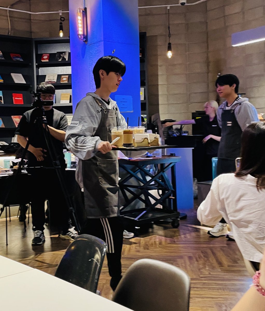 왠지는 정말 모르겠는데 혁규에게 트레이가 너무 무거워보임… #데프트 #Deft