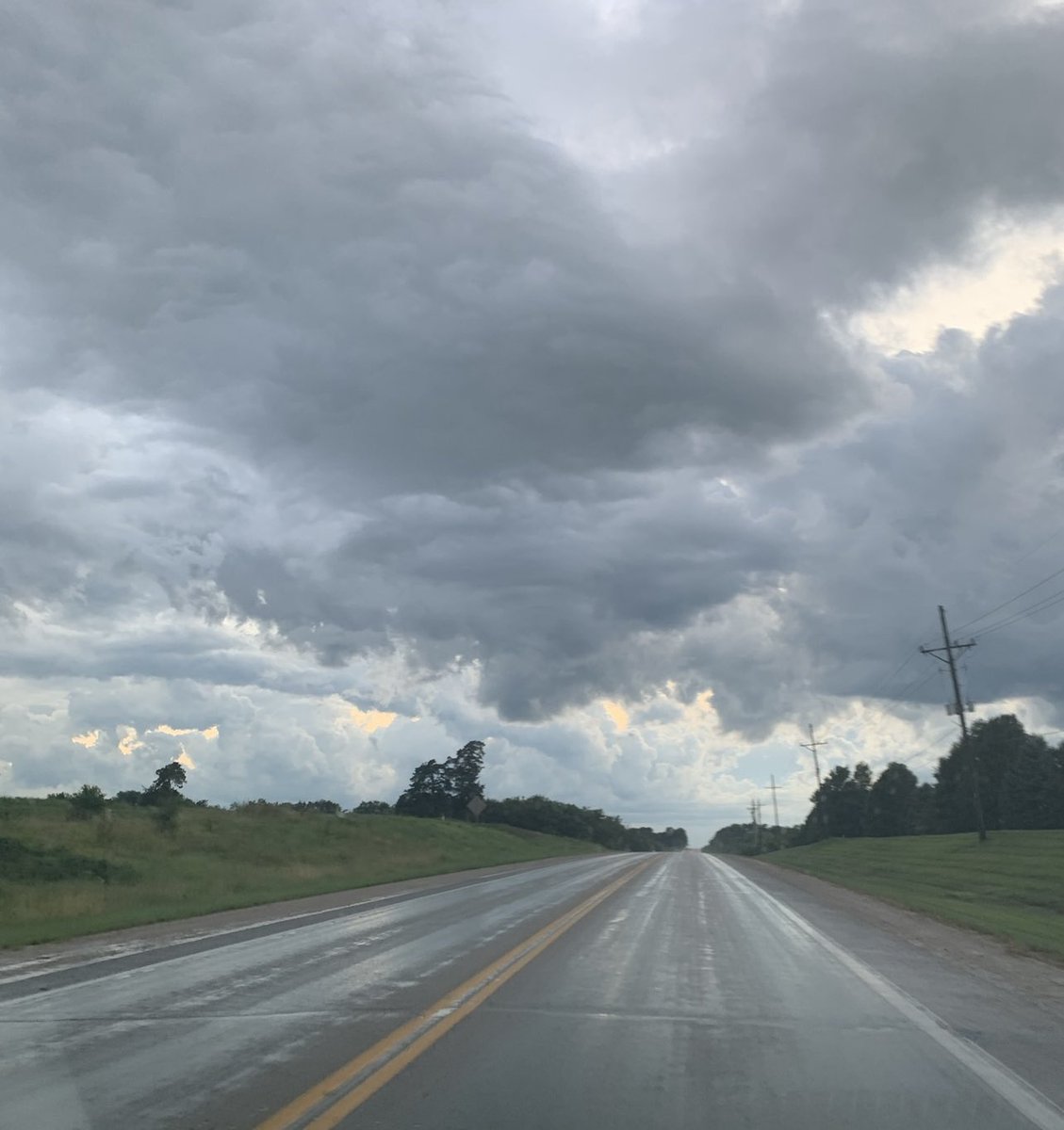 ThatYumiMa's tweet photo. Quote tweet with a sky pic taken by you. https://t.co/vI5aHlTOZF