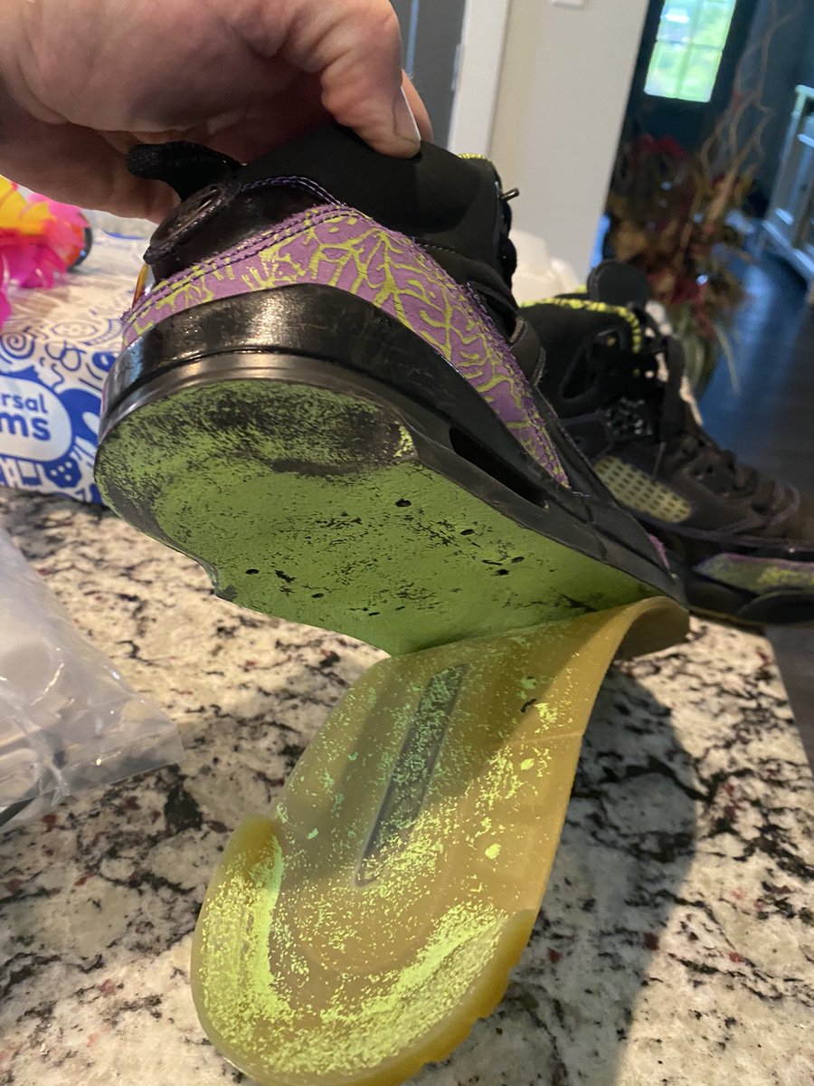 jpiercewv's tweet photo. @nikebasketball @Nike @Nike @nikebasketball my son worked his but off mowing and shoveling and spent $350 on these Spizike to do this in a 2 week period. Size 10....cough cough😉😉 https://t.co/kJuYLNbqCK