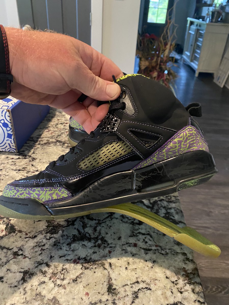 jpiercewv's tweet photo. @nikebasketball @Nike @Nike @nikebasketball my son worked his but off mowing and shoveling and spent $350 on these Spizike to do this in a 2 week period. Size 10....cough cough😉😉 https://t.co/kJuYLNbqCK
