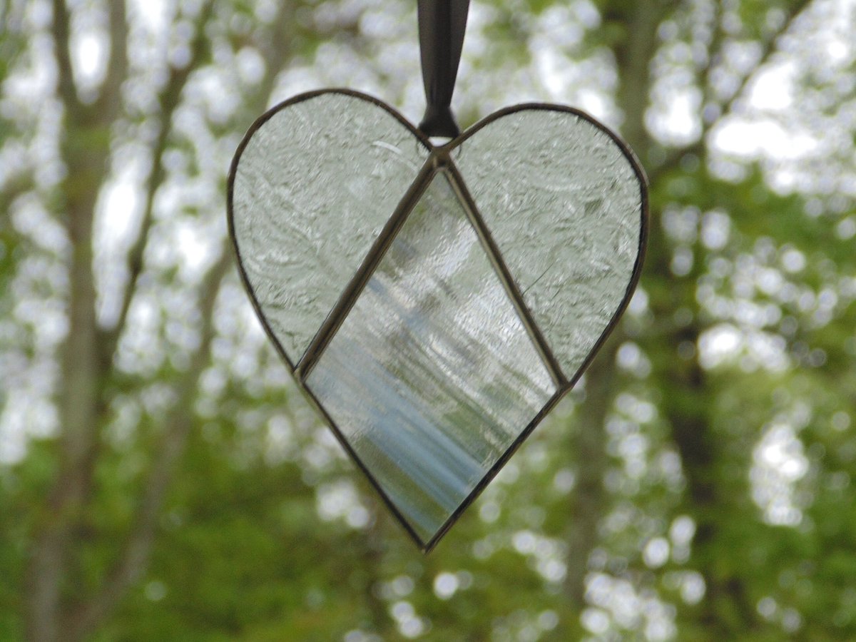 stndglass's tweet image. Stained glass heart suncatcher, sympathy condolence gift of love tuppu.net/6b6fd1e7 #Etsy #suncatcher #DesignsStainedGlass #SimpleHeartGift