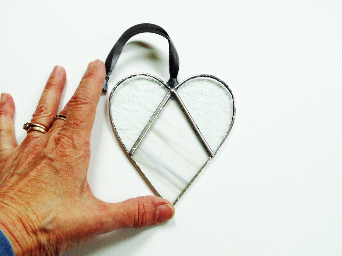 stndglass's tweet image. Stained glass heart suncatcher, sympathy condolence gift of love tuppu.net/6b6fd1e7 #Etsy #suncatcher #DesignsStainedGlass #SimpleHeartGift