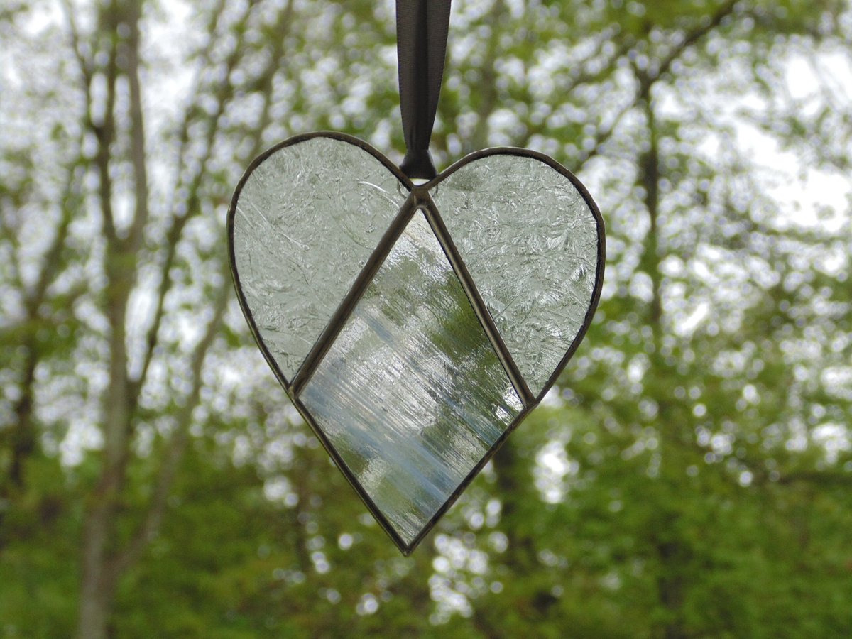 stndglass's tweet image. Stained glass heart suncatcher, sympathy condolence gift of love tuppu.net/6b6fd1e7 #Etsy #suncatcher #DesignsStainedGlass #SimpleHeartGift