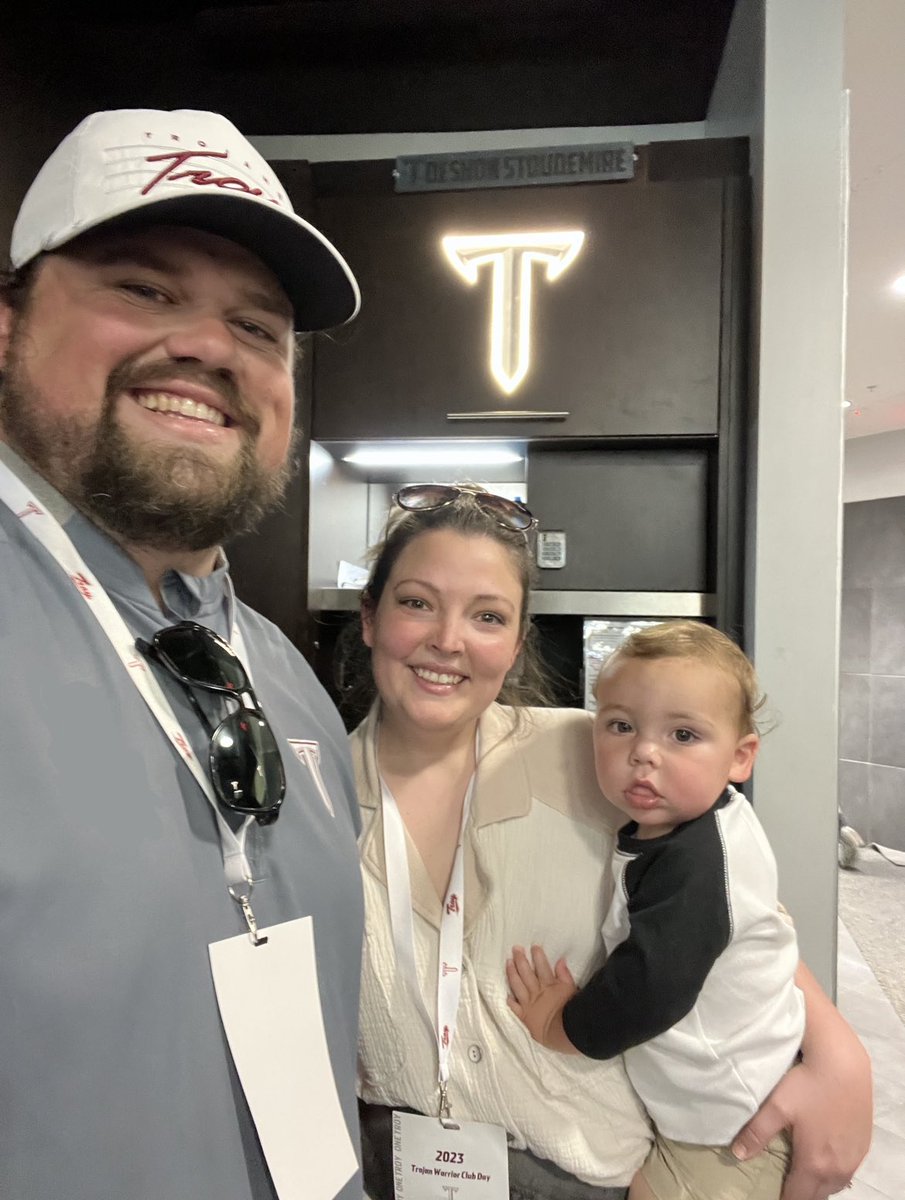 JSanders_LXXI's tweet photo. Tripp(‘s dad) was in hog heaven at @Troy_TWC Day this afternoon!
HAD to throw the #JsDown then swing by Tripp’s cousin @DeshonDaShow’s locker! 💪 https://t.co/wjrMQzXlrv